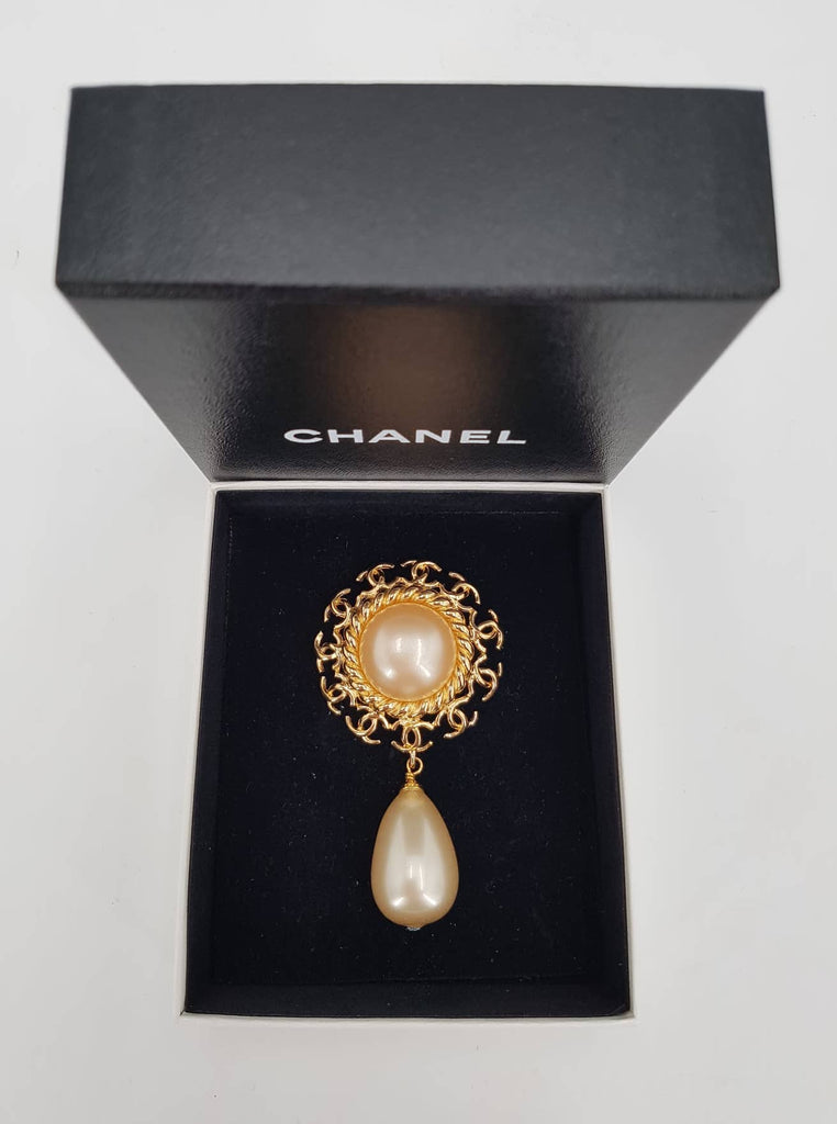 Broche Chanel Vintage en Métal Doré et Perle